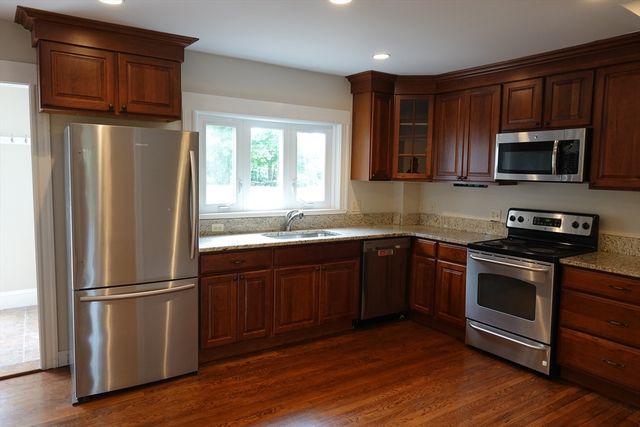 80 Center St, Burlington, MA 01803