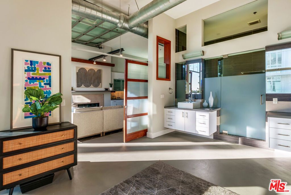 Image 10 of property listing at 1152 N La Cienega Boulevard 201, West Hollywood, CA 90069