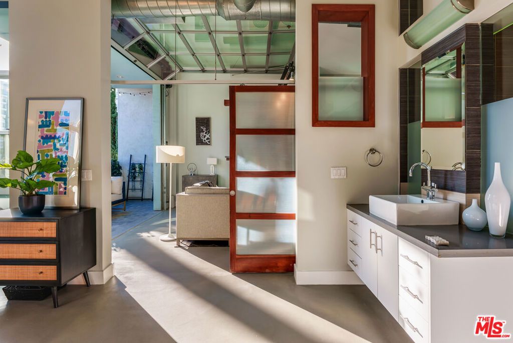 Image 11 of property listing at 1152 N La Cienega Boulevard 201, West Hollywood, CA 90069