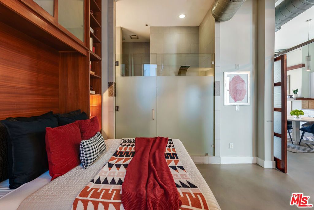 Image 16 of property listing at 1152 N La Cienega Boulevard 201, West Hollywood, CA 90069