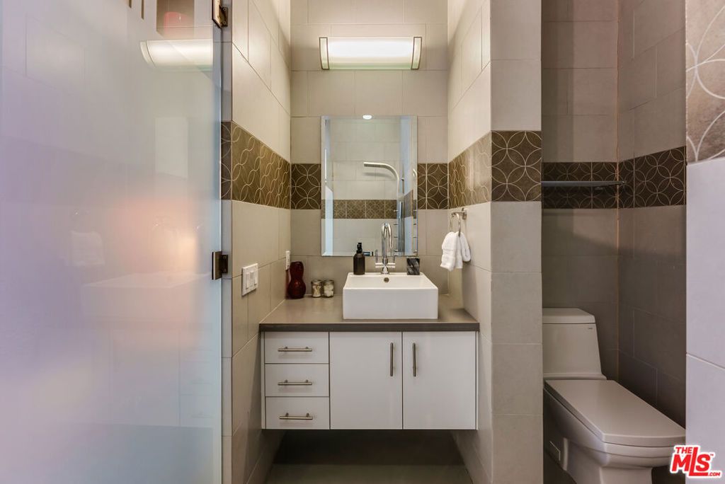 Image 17 of property listing at 1152 N La Cienega Boulevard 201, West Hollywood, CA 90069