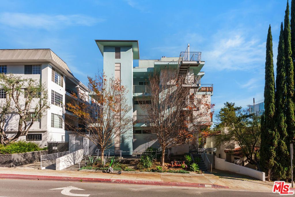 Image 22 of property listing at 1152 N La Cienega Boulevard 201, West Hollywood, CA 90069