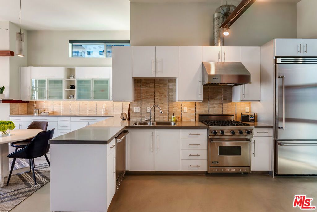 Image 3 of property listing at 1152 N La Cienega Boulevard 201, West Hollywood, CA 90069