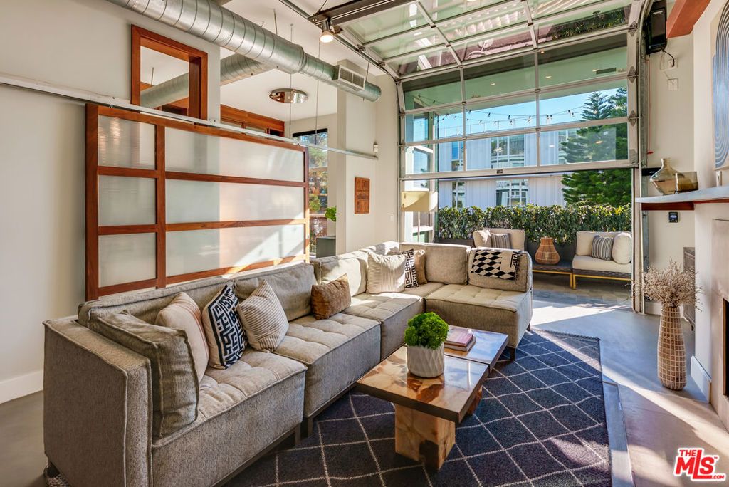 Image 4 of property listing at 1152 N La Cienega Boulevard 201, West Hollywood, CA 90069
