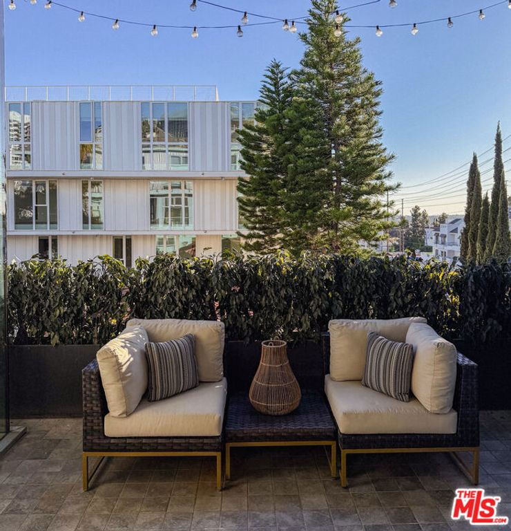 Image 5 of property listing at 1152 N La Cienega Boulevard 201, West Hollywood, CA 90069