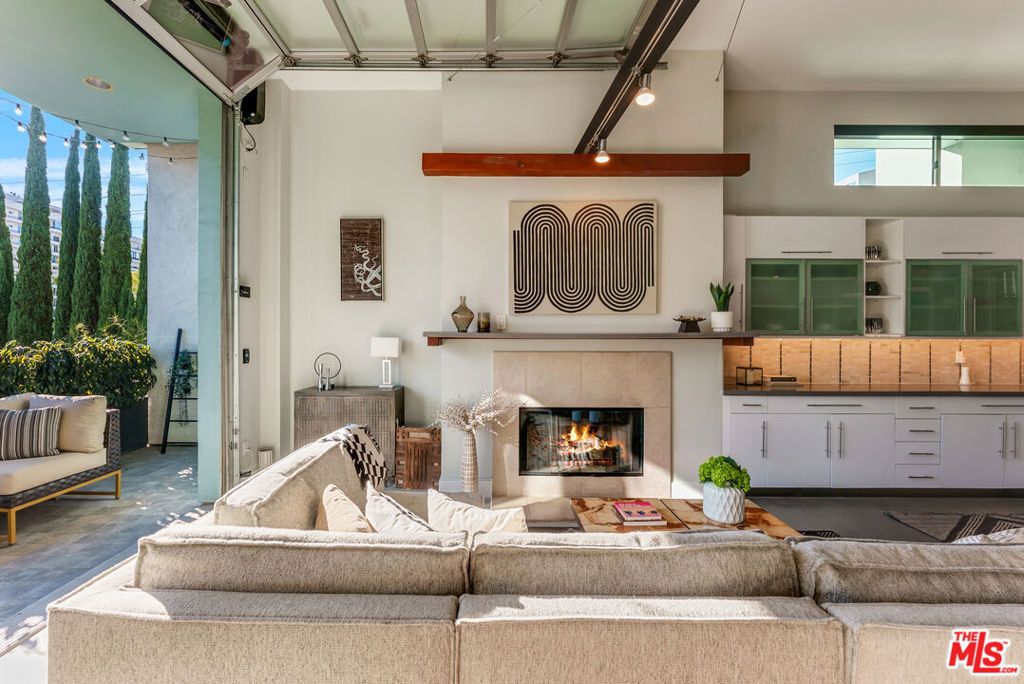 Image 6 of property listing at 1152 N La Cienega Boulevard 201, West Hollywood, CA 90069