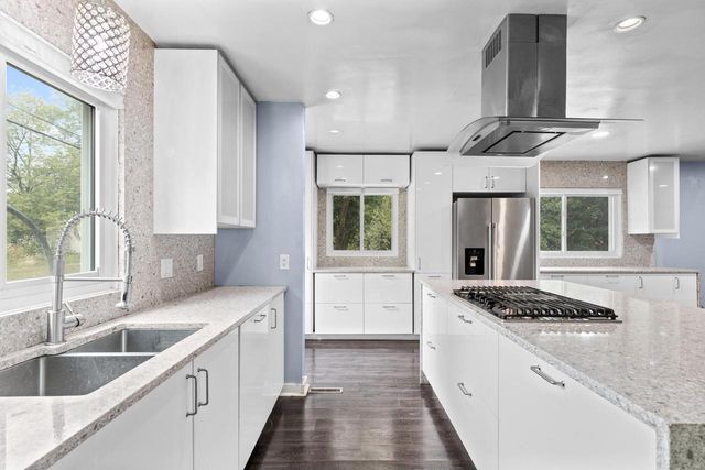 2003 S Valley Spring DRIVE, New Berlin, WI 53151