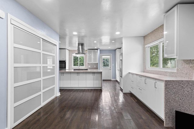 2003 S Valley Spring DRIVE, New Berlin, WI 53151