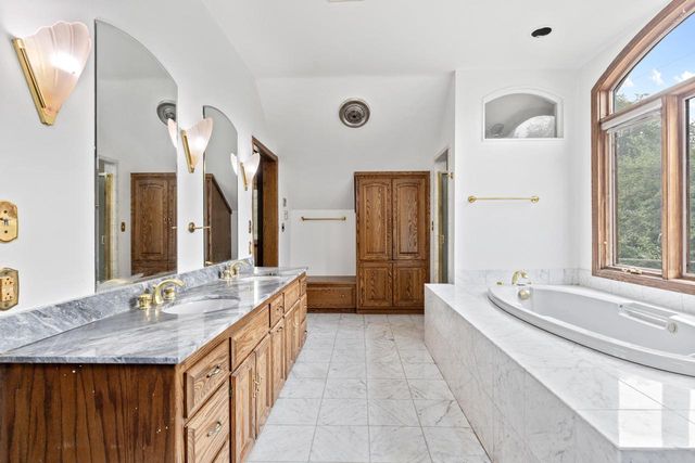 2003 S Valley Spring DRIVE, New Berlin, WI 53151