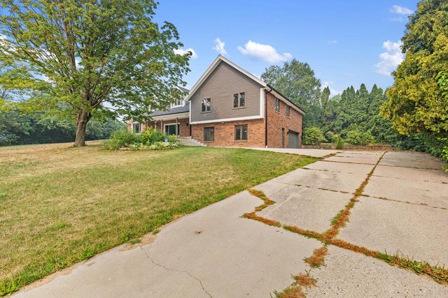 2003 S Valley Spring DRIVE, New Berlin, WI 53151
