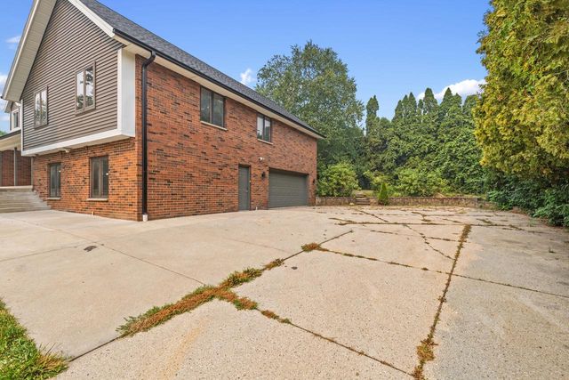 2003 S Valley Spring DRIVE, New Berlin, WI 53151