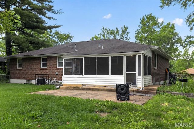 1001 Olympia Drive, St Louis, MO 63135