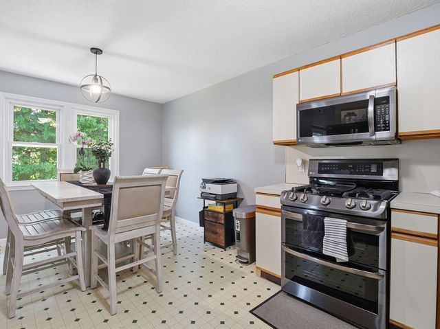 84 Tennis Plaza Rd 50, Dracut, MA 01826