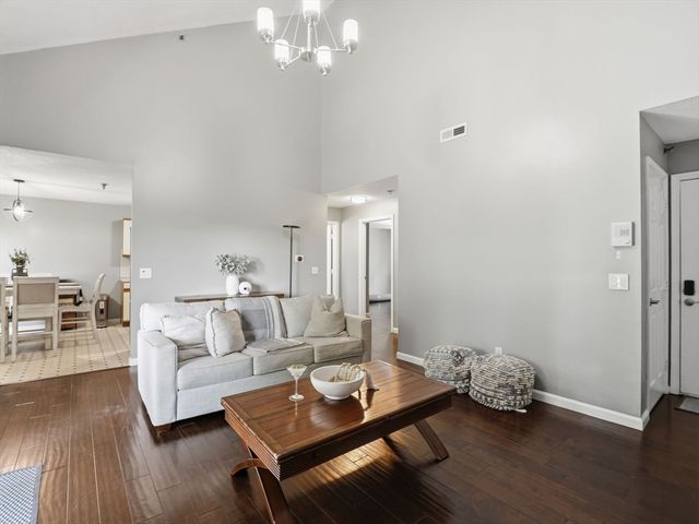 84 Tennis Plaza Rd 50, Dracut, MA 01826