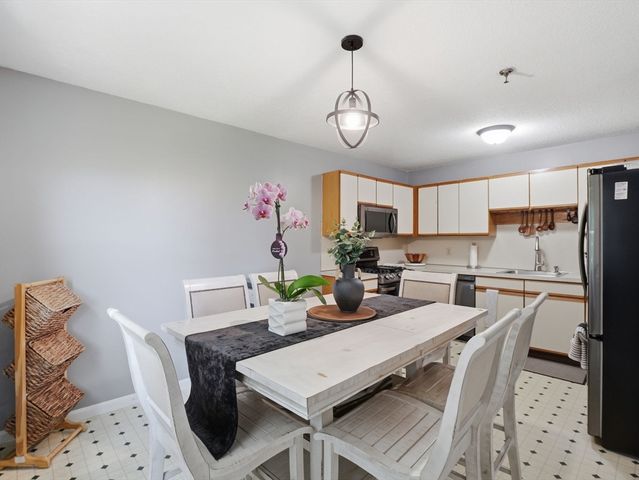 84 Tennis Plaza Rd 50, Dracut, MA 01826