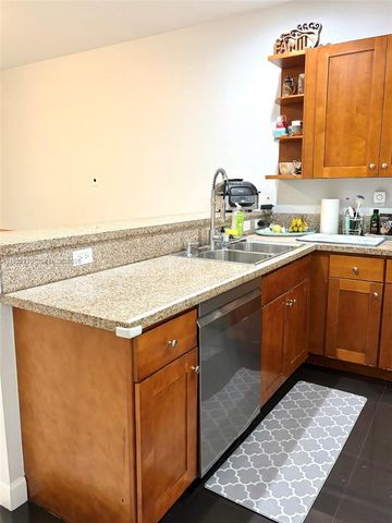 10780 NW 74th Ln, Doral, FL 33178