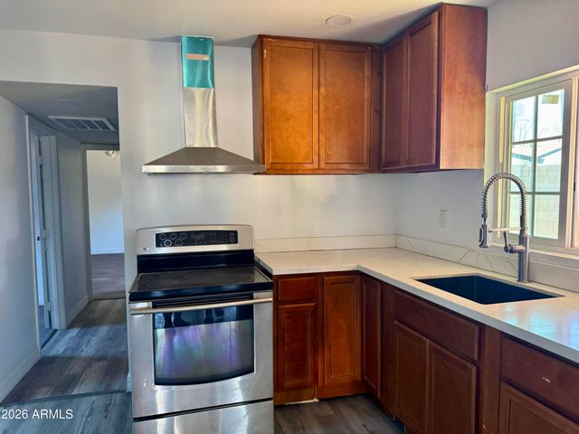 5519 W STATE Avenue, Glendale, AZ 85301