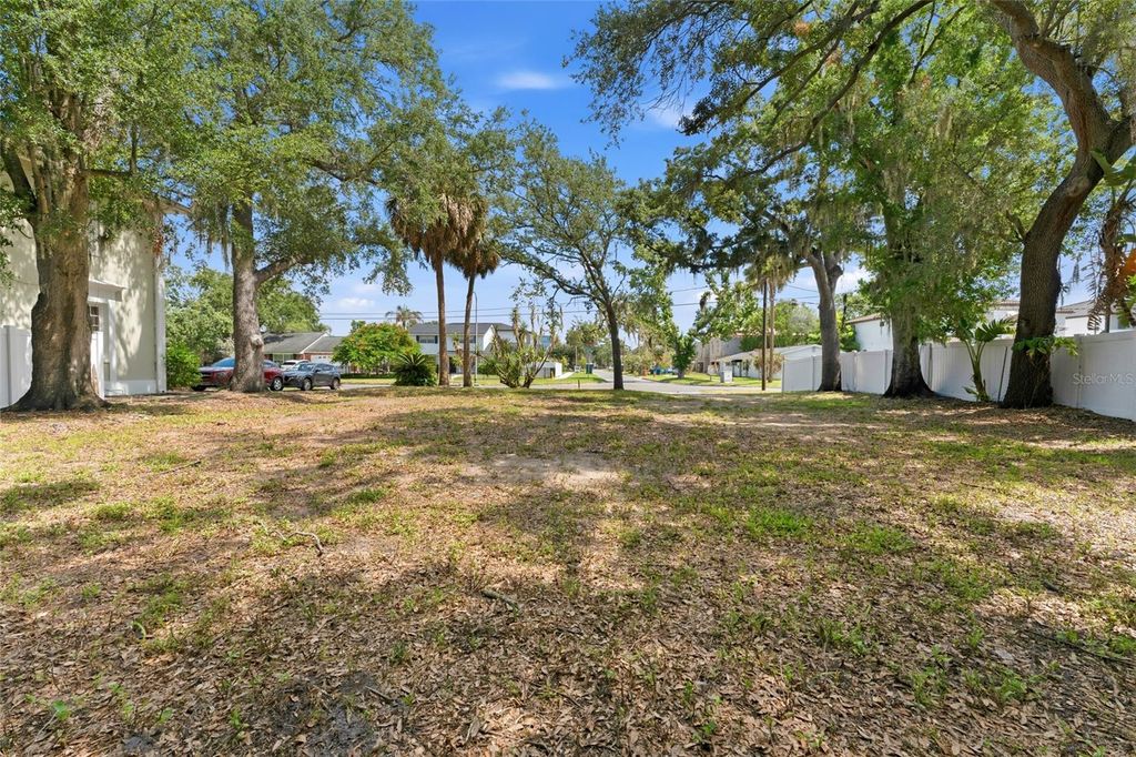 5010 W AZEELE STREET, Tampa, FL 33609