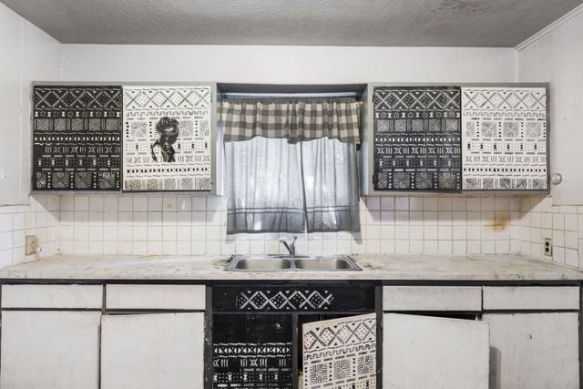 300 63rd Street NW, Albuquerque, NM 87105