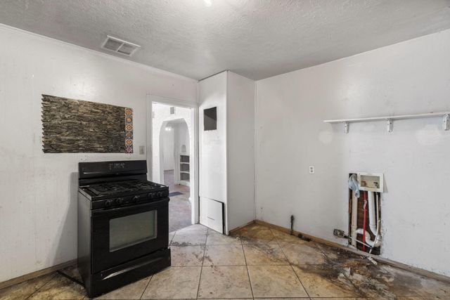300 63rd Street NW, Albuquerque, NM 87105