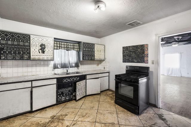 300 63rd Street NW, Albuquerque, NM 87105