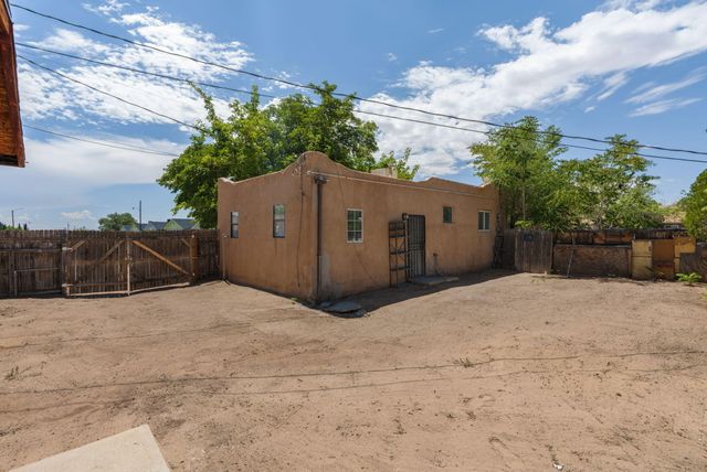 300 63rd Street NW, Albuquerque, NM 87105