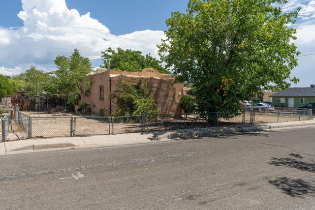 300 63rd Street NW, Albuquerque, NM 87105