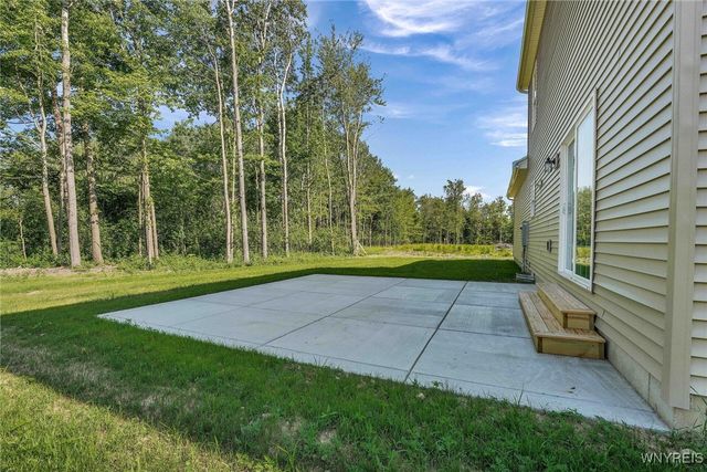 26 Rosalind Dr, Evans, NY 14006