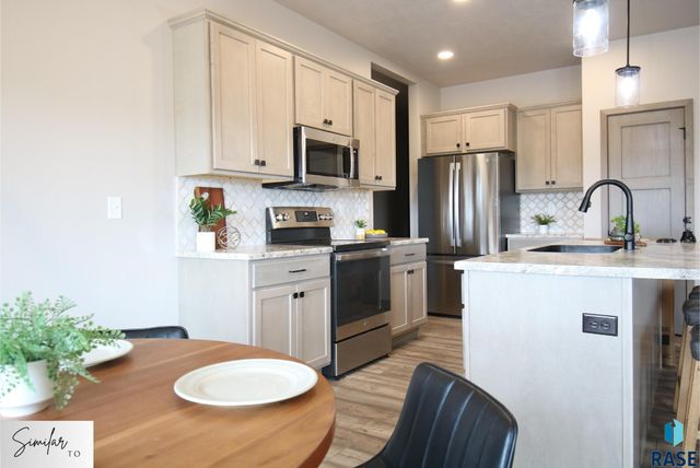 7233 E Waters Edge Pl Place, Sioux Falls, SD 57110