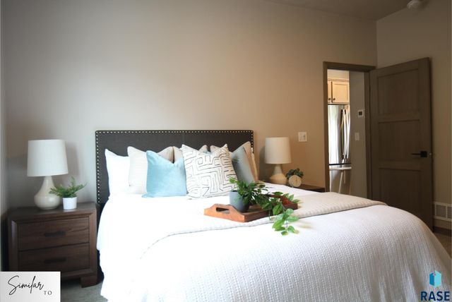 7233 E Waters Edge Pl Place, Sioux Falls, SD 57110