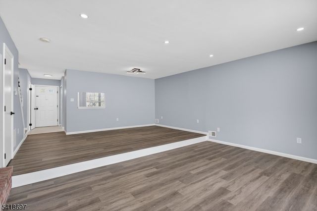 66 Pear Tree Ln, Franklin Twp., NJ 08823