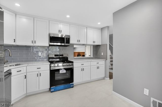 66 Pear Tree Ln, Franklin Twp., NJ 08823