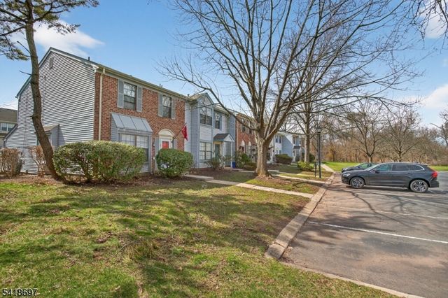 66 Pear Tree Ln, Franklin Twp., NJ 08823