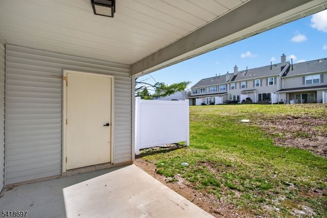 66 Pear Tree Ln, Franklin Twp., NJ 08823