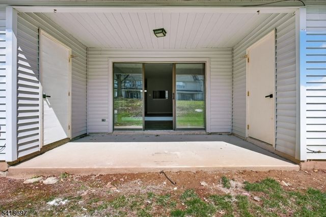 66 Pear Tree Ln, Franklin Twp., NJ 08823