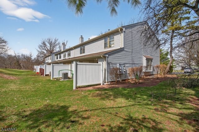 66 Pear Tree Ln, Franklin Twp., NJ 08823