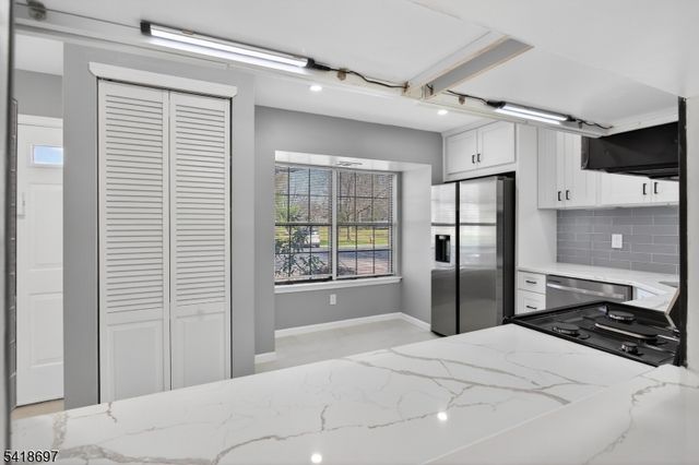 66 Pear Tree Ln, Franklin Twp., NJ 08823