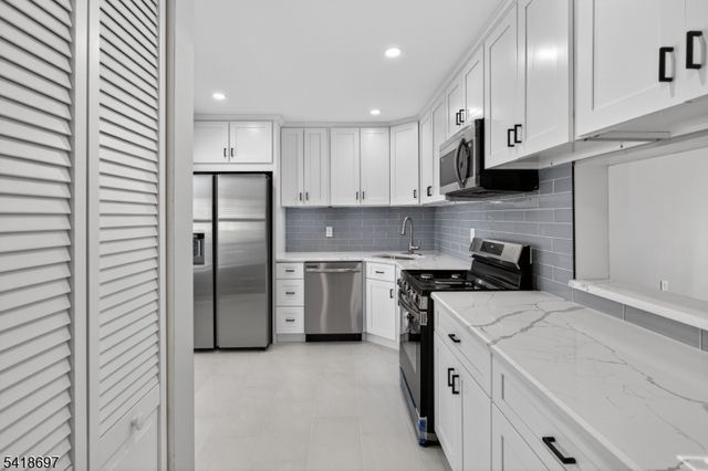 66 Pear Tree Ln, Franklin Twp., NJ 08823