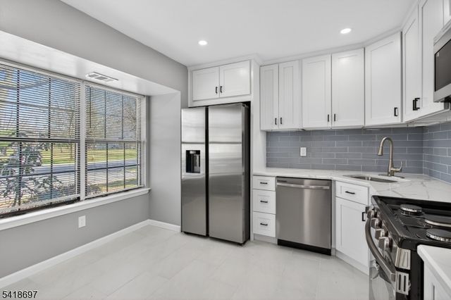 66 Pear Tree Ln, Franklin Twp., NJ 08823