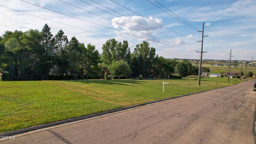 1920 26th Street N, Bismarck, ND 58501