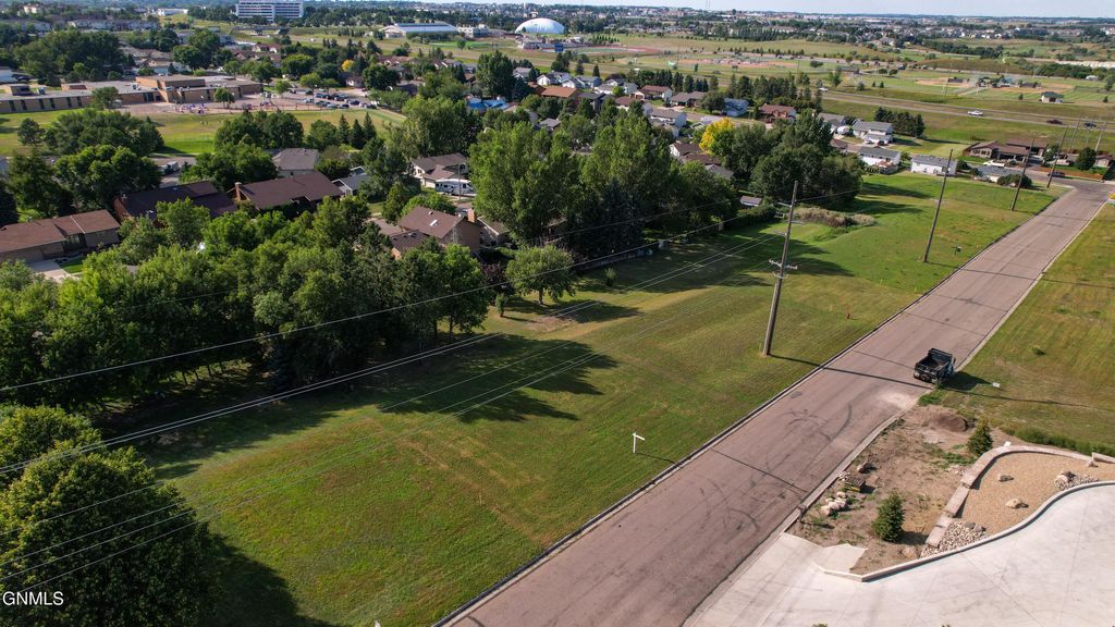 1920 26th Street N, Bismarck, ND 58501 photo 2