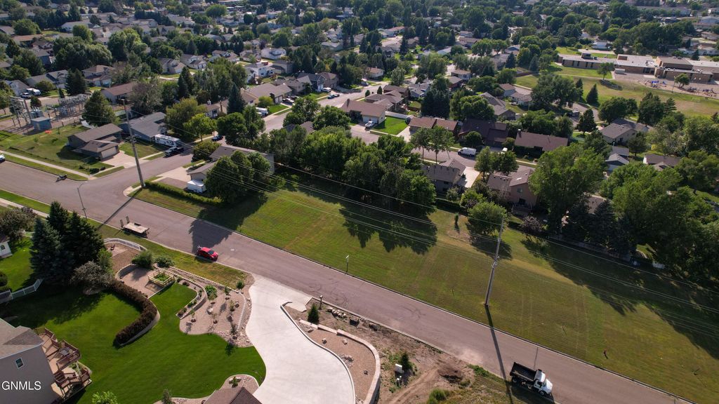 1920 26th Street N, Bismarck, ND 58501 photo 4