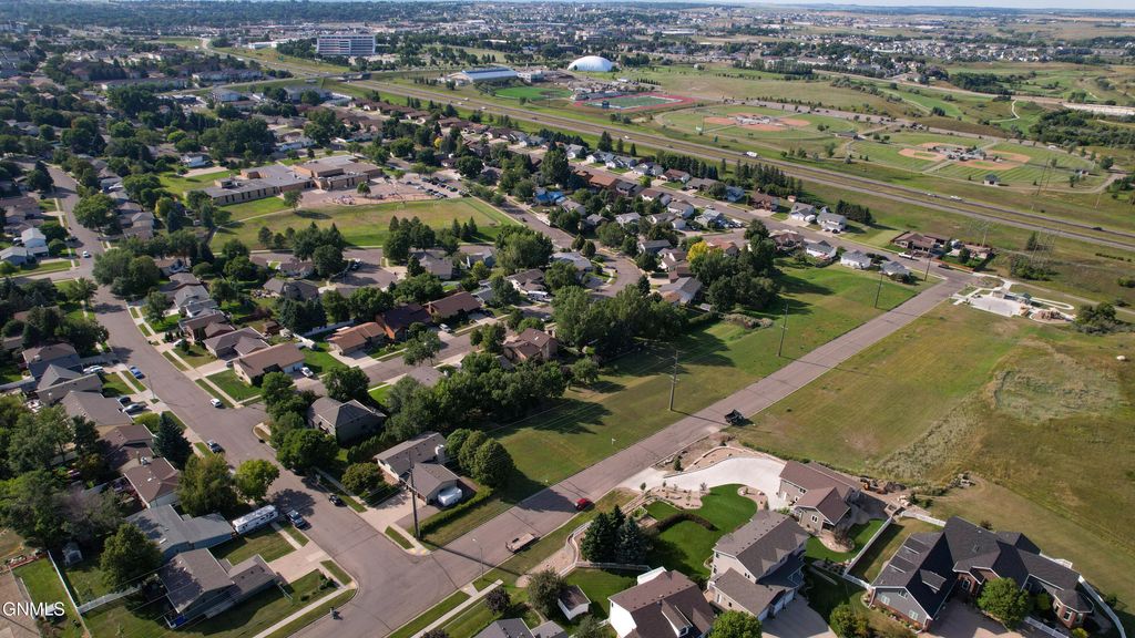 1920 26th Street N, Bismarck, ND 58501 photo 8