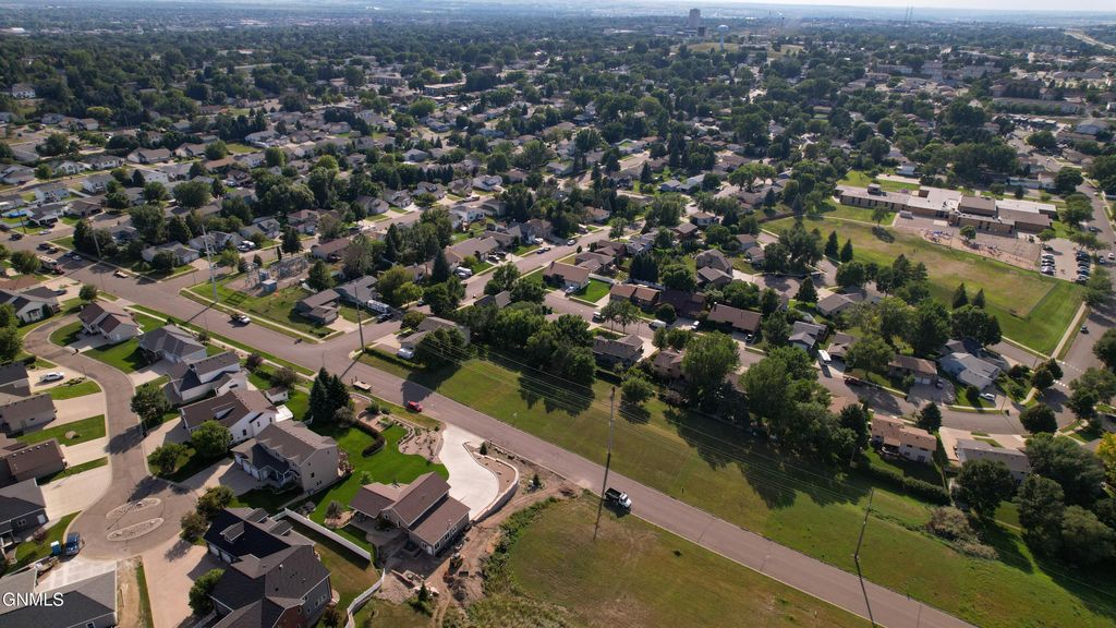 1920 26th Street N, Bismarck, ND 58501 photo 9