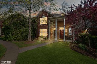 1649 Deepwood Circle, Rochester, MI 48307