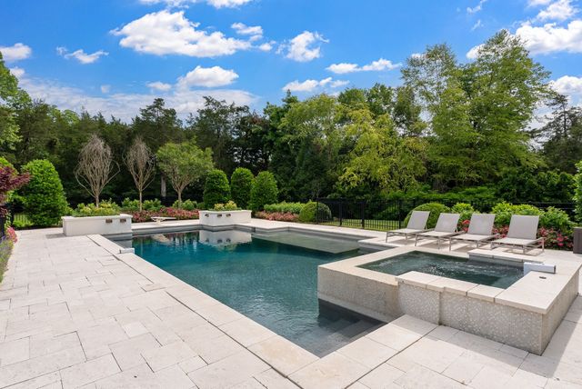 2 Bridleway Trl, Nashville, TN 37215