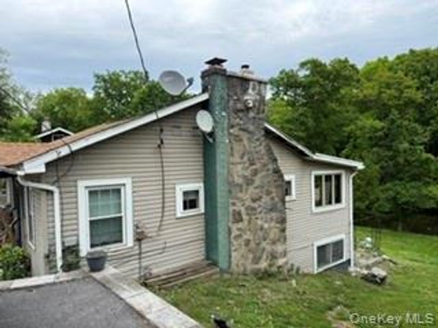 16 Willowbrook Heights, Wappingers Falls, NY 12603