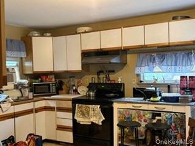 16 Willowbrook Heights, Wappingers Falls, NY 12603