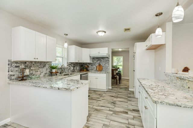 54 Forest Court, Lake Jackson, TX 77566