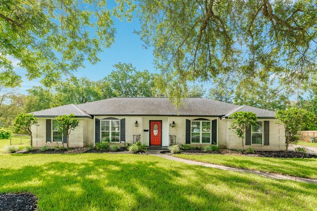 54 Forest Court, Lake Jackson, TX 77566